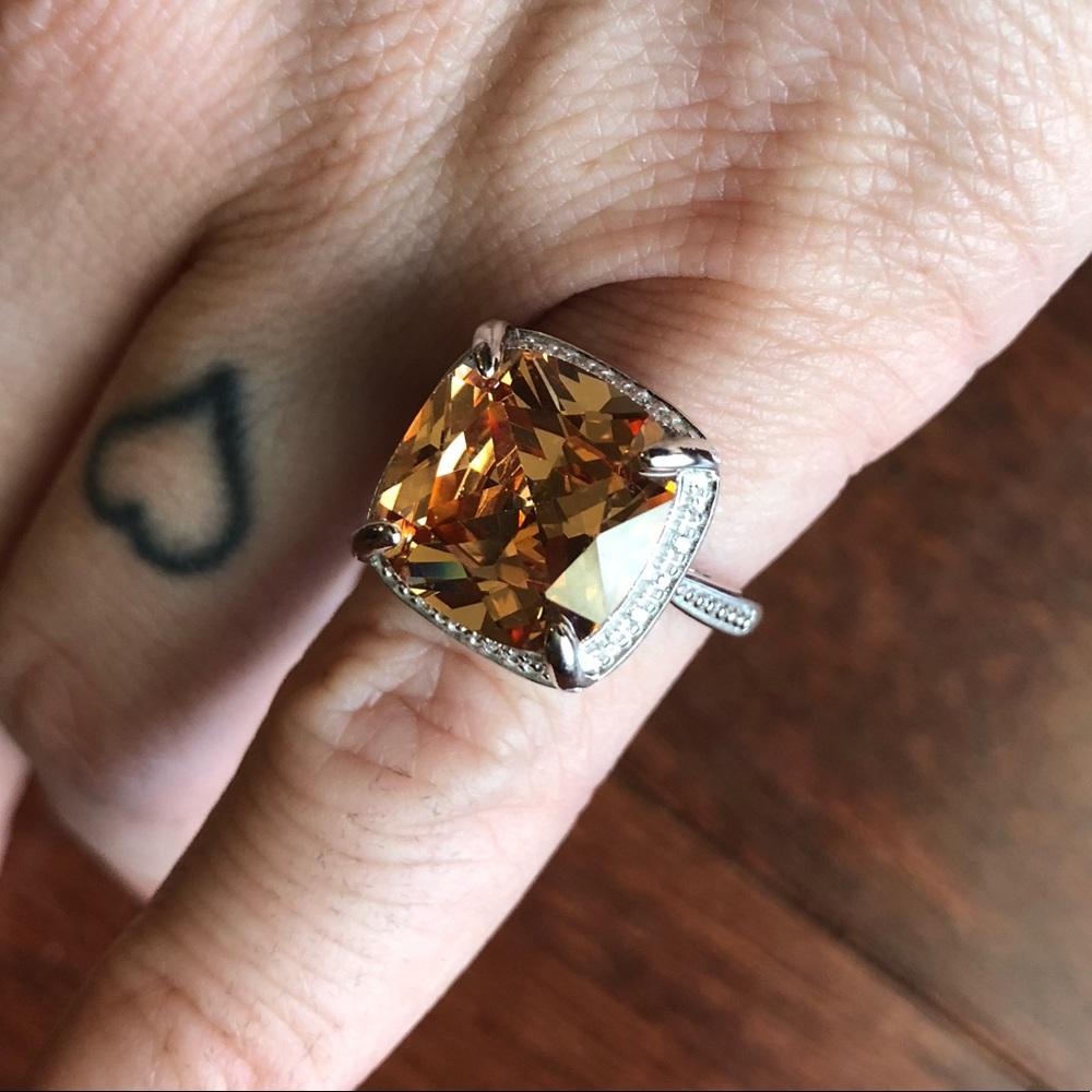 Cushion cut ring